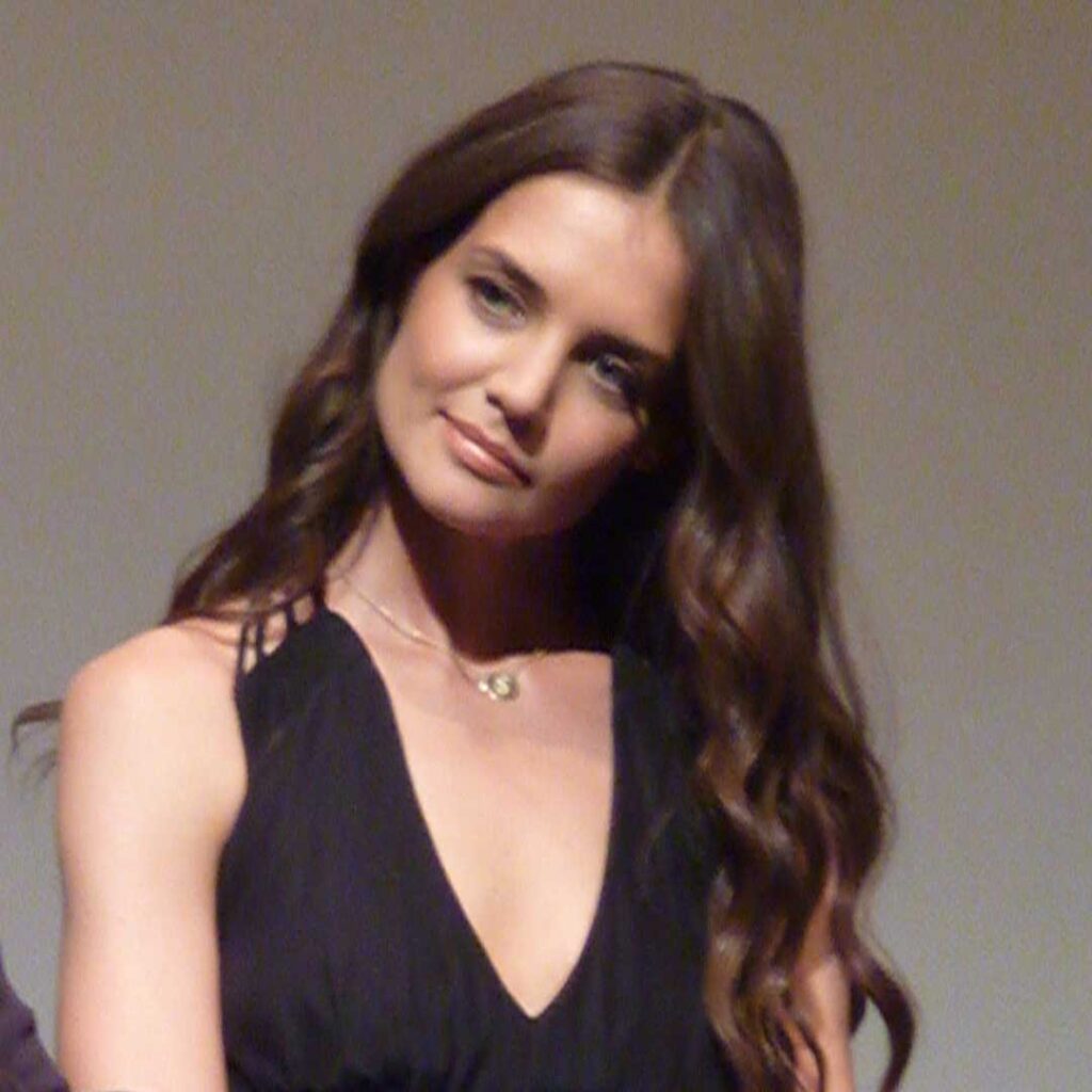 Katie Holmes has a heart-shaped face, characterized by a wide forehead, high cheekbones, and a narrow, pointed chin, giving her a delicate and balanced appearance.