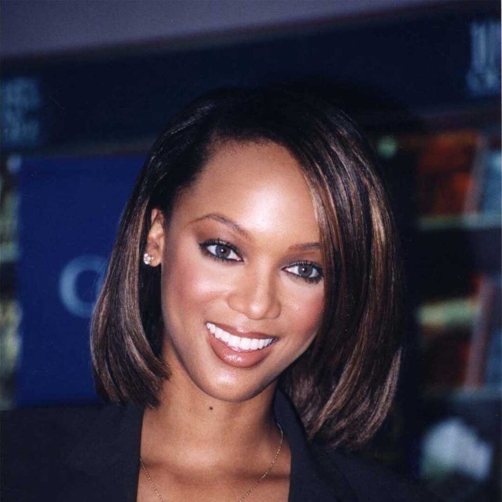 Tyra Banks has an oval face shape, characterized by balanced proportions, a gently rounded hairline, and a slightly narrower chin.