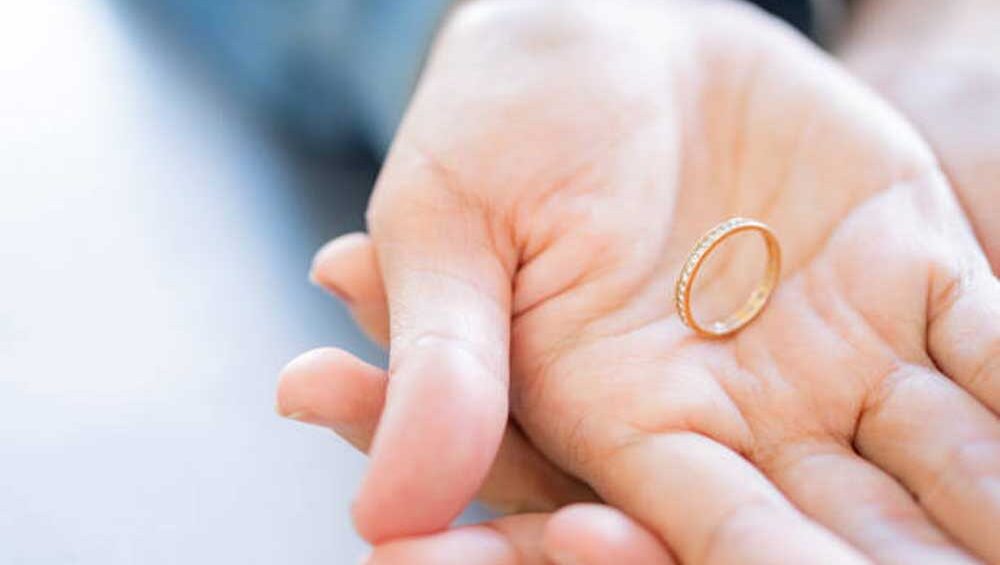 The Fascinating World of Dainty Jewelry: Exploring the Delicate Beauty and Timeless Elegance