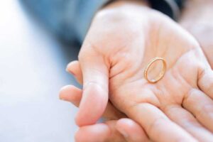 The Fascinating World of Dainty Jewelry: Exploring the Delicate Beauty and Timeless Elegance