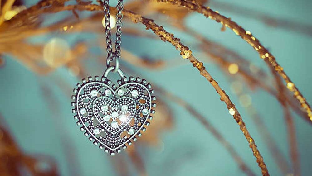 The Allure of Heart Motifs in Jewelry: Expressing Love and Elegance