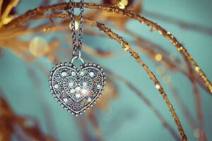 The Allure of Heart Motifs in Jewelry: Expressing Love and Elegance